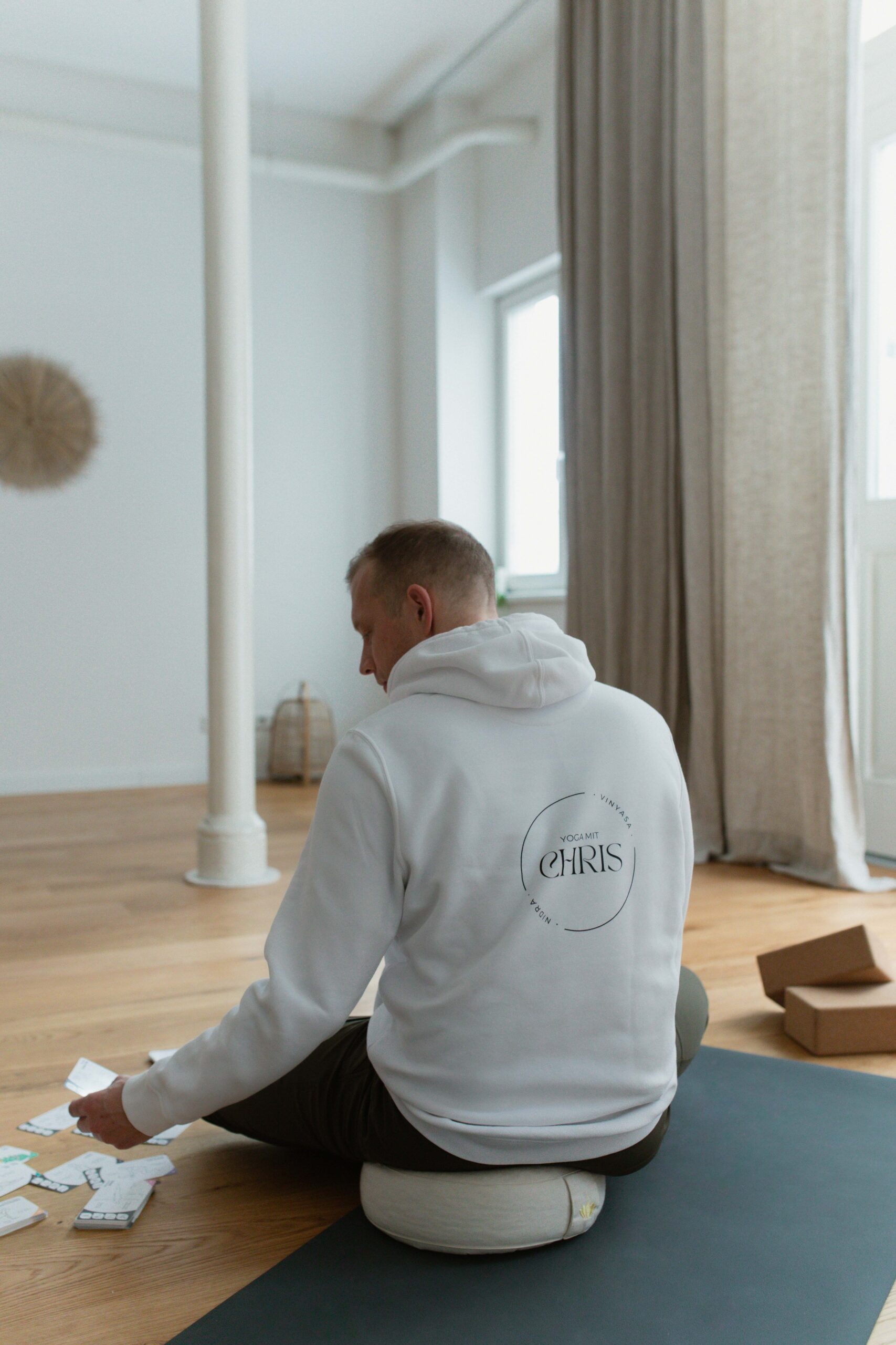 Chris von hinten mit dem Yoga mit Chris Hoodie